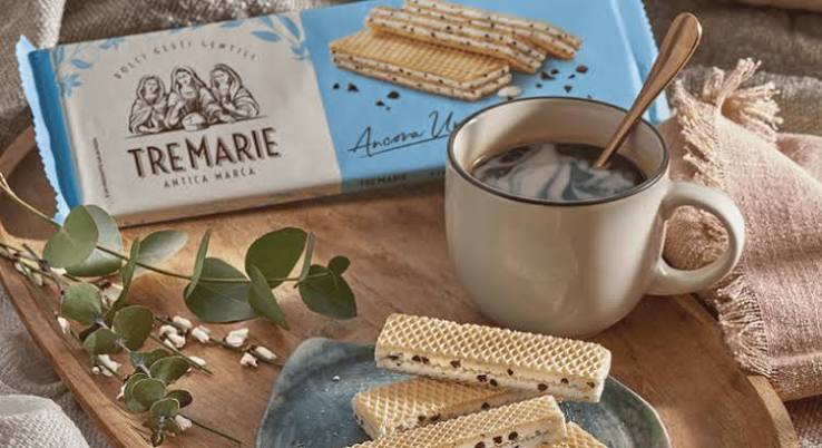 Tre Marie Ancora Uno Wafer Stracciatella 140g  Crisp Italian wafer biscuits  filled with a double layer of velvety milk cream and dark chocolate chips